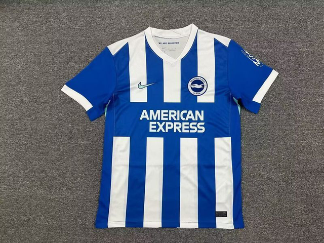 Primera equipación Brighton 25, 26