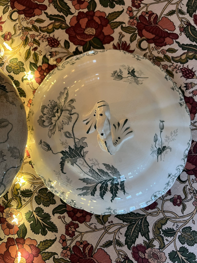 PAVOTS - La grande soupière modèle Pavots signée Choisy le Roi - Terre de Fer