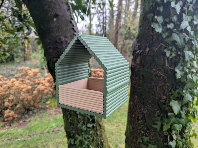 Mangeoire bicolore à oiseaux de la nature en forme de maison en rondin de bois minimaliste