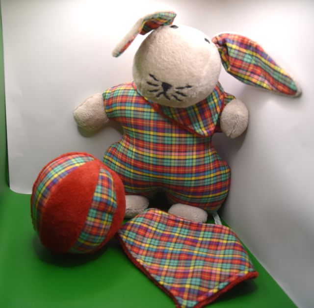 Hase Hoppel mit Sabberlatz und separat Ball mit Rassel und Sabberlatz für Baby's