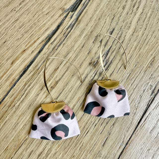 Boucles d&#039;oreilles -  LONGUES LÉOPARD - rose