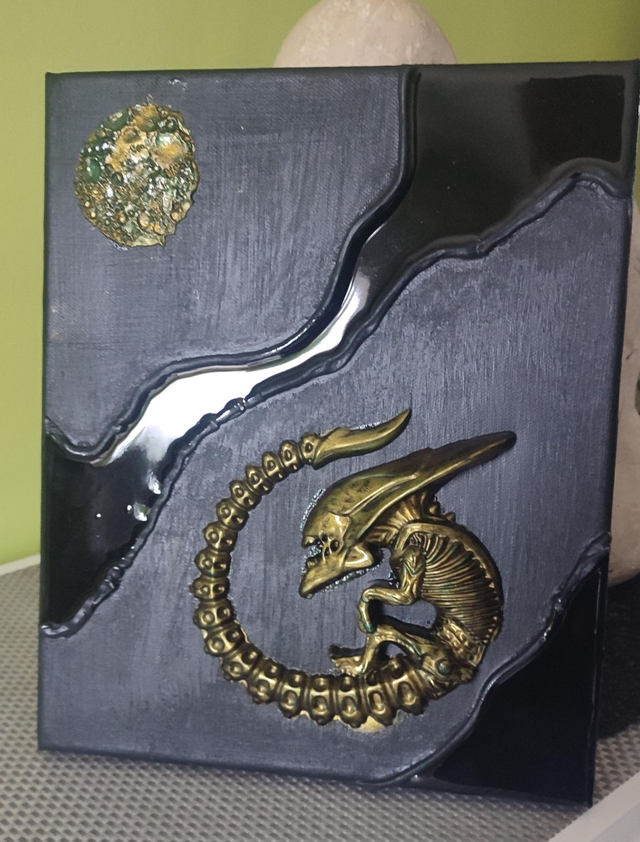 alien gold and black
