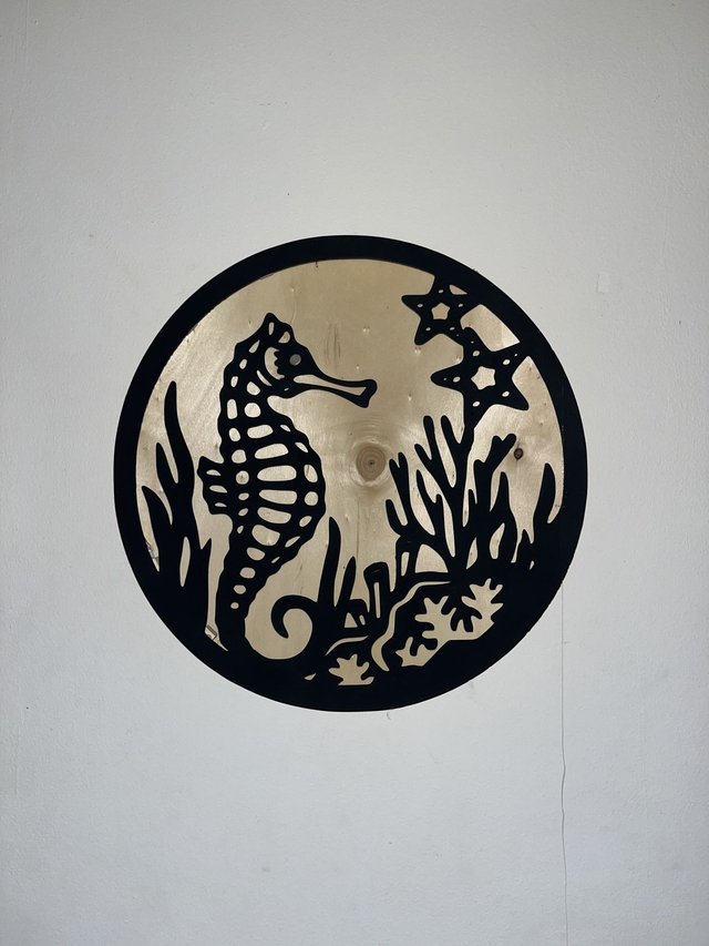 Tableau lumineux hippocampe en bois recyclé – Décoration murale LED upcycling