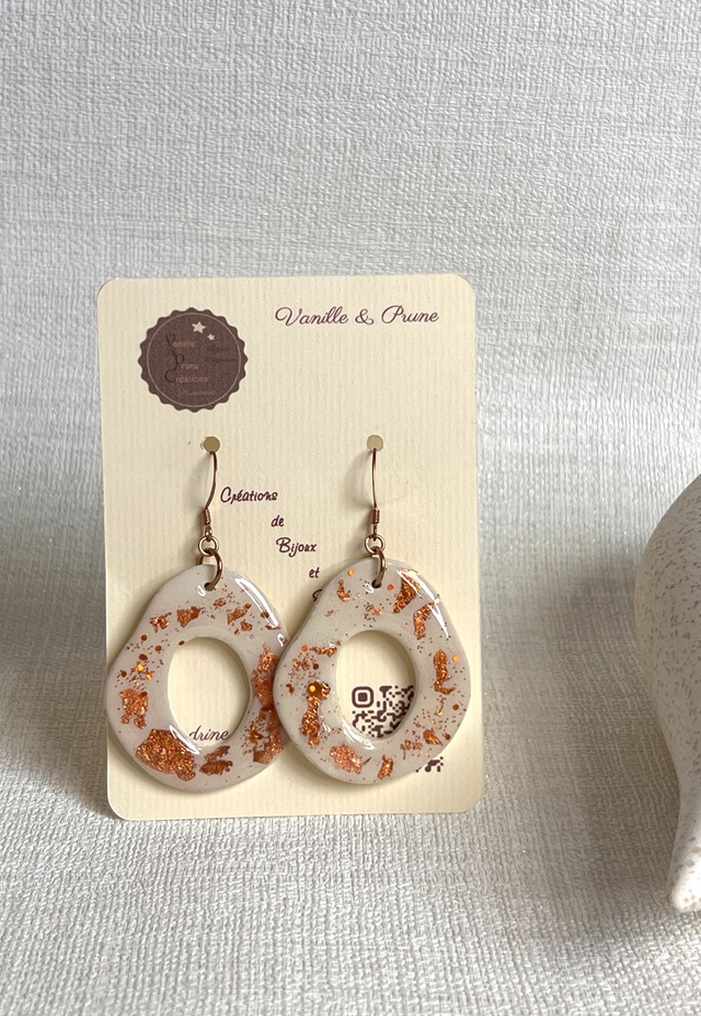 Boucles d'oreilles forme beignet, ajourées et décos cuivrées