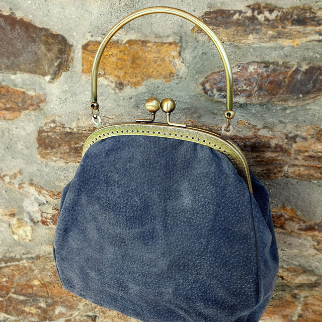 Bolso de mano diseño vintage 1930 con boquilla en cuero azul Kay