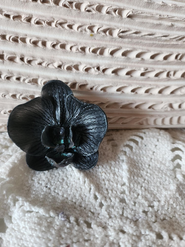 Broche orchidée noire reflet bleu