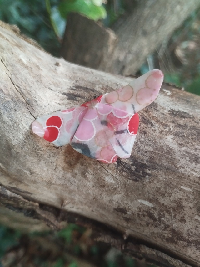 Broche en forme de papillon de couleur rose