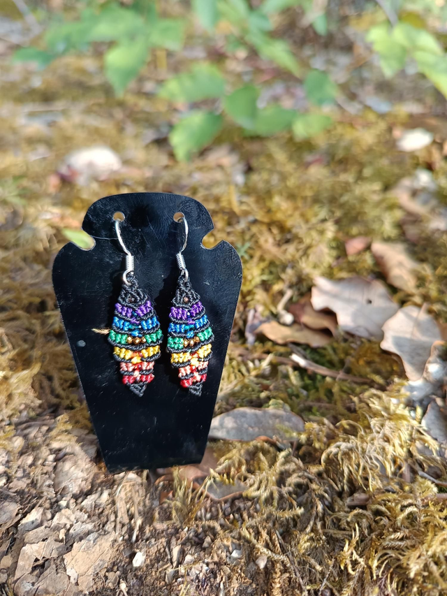 Boucle d'oreille multicolore avec perle multicolore 