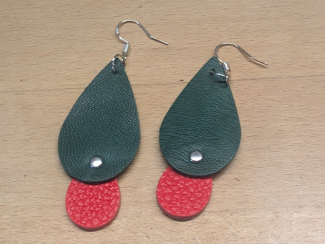 Boucles d&#039;oreille en cuir.