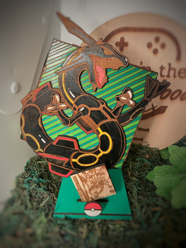 Figurine Rayquaza (shiny) en bois.