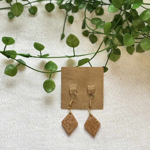 Boucles d’oreilles résine marrons et dorées 