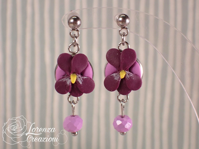 Orecchini pendenti violette versione scura con perla.