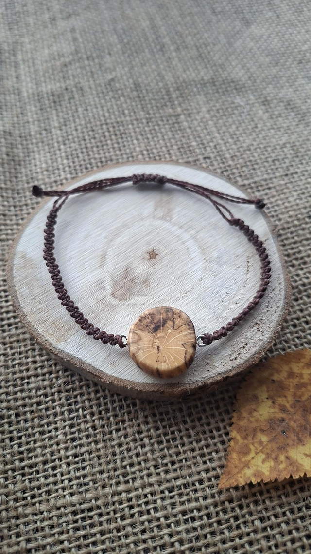 Schlichtes Naturarmband handgeknüpft mit Holzanhänger