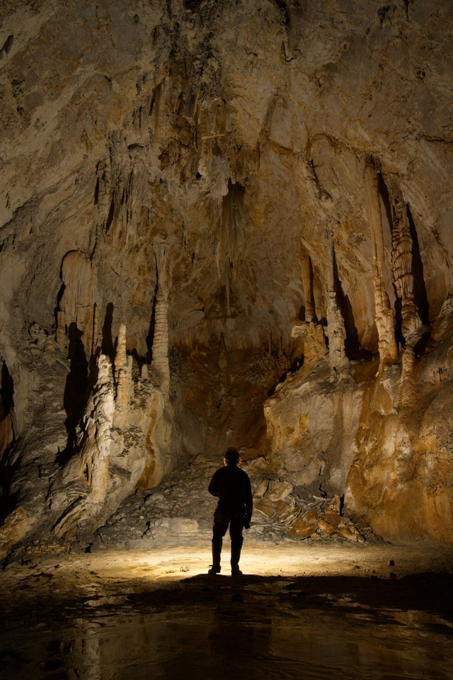 Entrance Chamber, Torca del Coterón, Sistema de Vega Sur by Sam Davis Photographer (2)