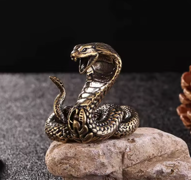 Massief messing beeldje Cobra (4cm hoog)