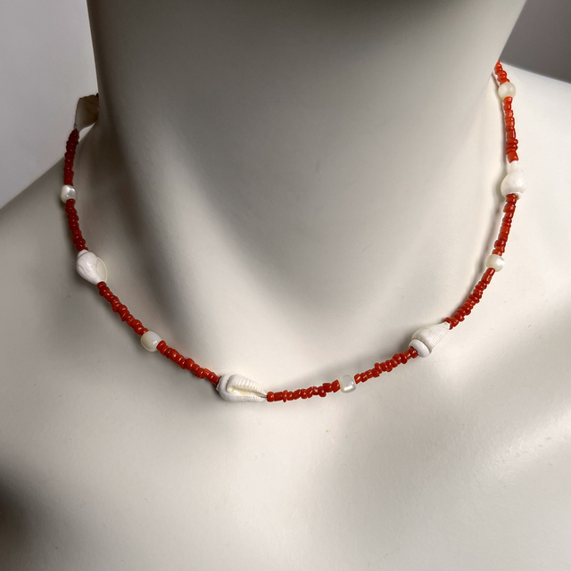 Ketting van koraal met  wulkjes.