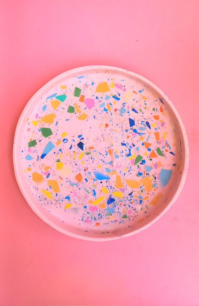 Jasnoróżowa taca dekoracyjna, lastryko, okrągła podstawka na akcesoria, 16 cm