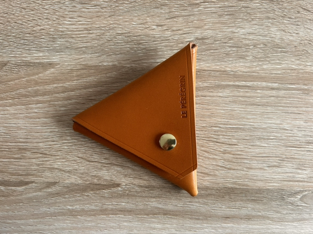 Porte-monnaie triangulaire en cuir - Coloris « Cognac » - Fabriqué à la main en France