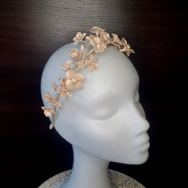 Tocado diadema de flores y pistilos color visón Lilian