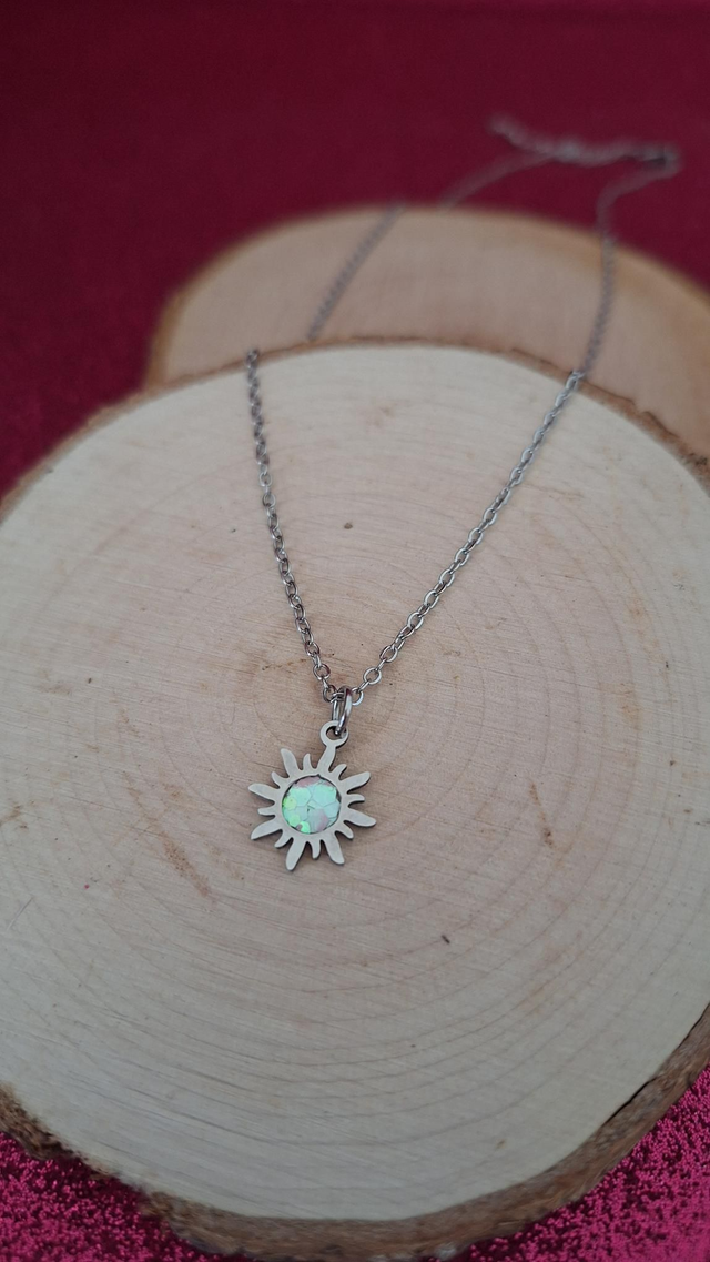 Collier argenté soleil paillettes blanches Holographiques