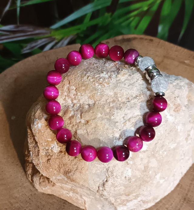 Bracelet en œil de tigre teinté rose et cristal de roche