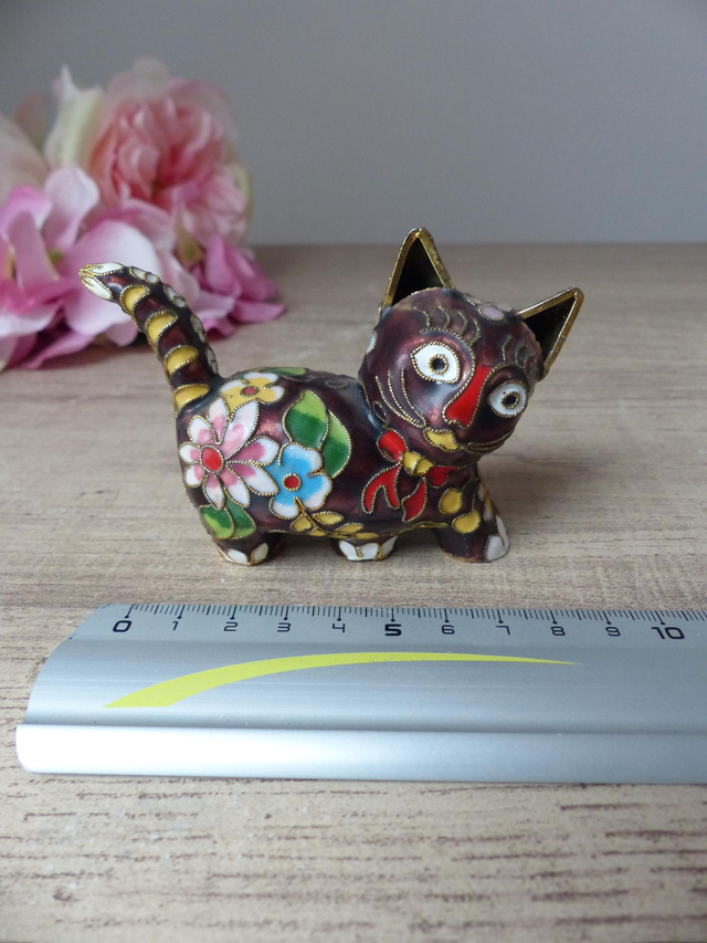 Figurine Chat Cloisonné Vintage – Chaton Floral en Métal Émaillé des Années 1980
