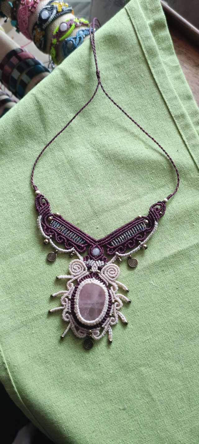 Collier prune, beige et multicolore pailleté avec quartz rose