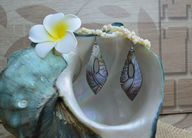 Boucles d'oreilles 5,5 cm pendantes - nacre gravée - attache acier inoxydable