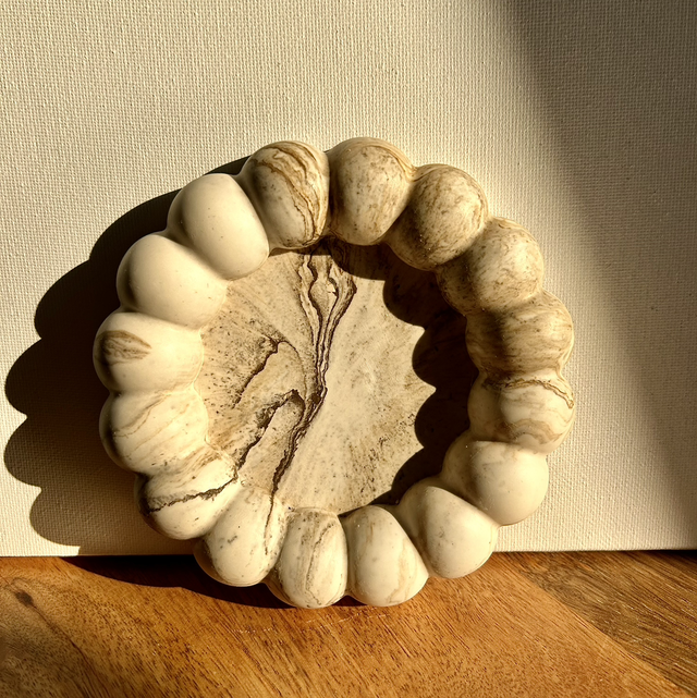 Vide-poche rond à grosse boule effet marbre beige