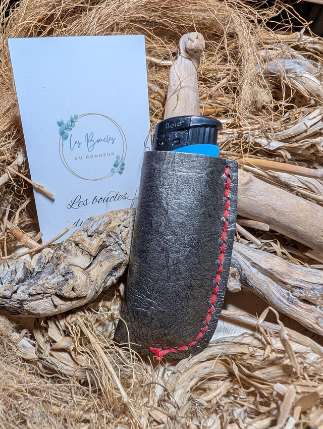 Étui à briquet gris anthracite couture rouge