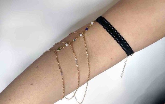 Bracelet de bras dentelle noire, perles et pierres de couleurs
