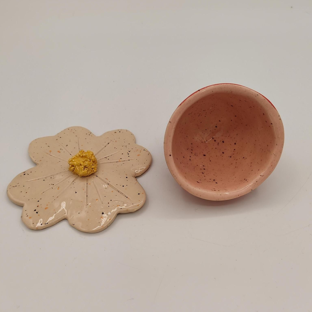 Tasse à expresso rouge moucheté intérieur rose moucheté