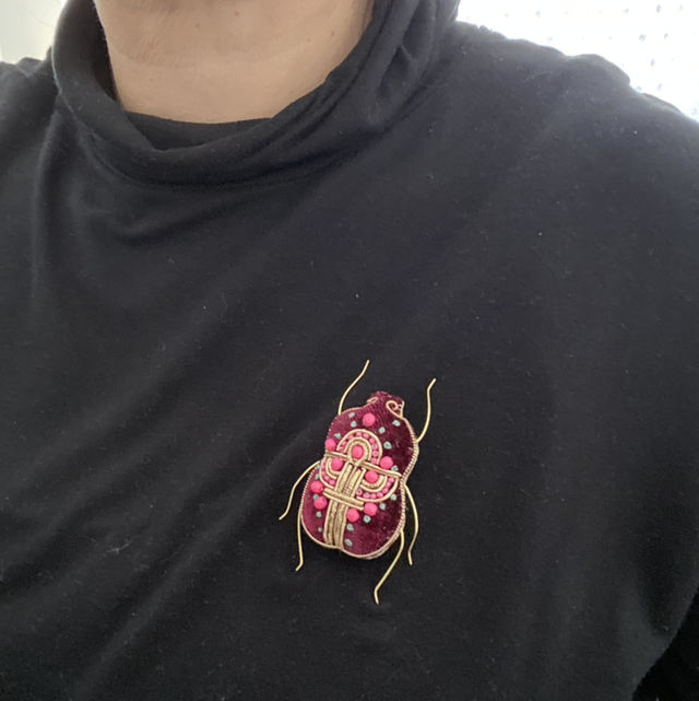 Broche brodée scarabée bordeaux rose