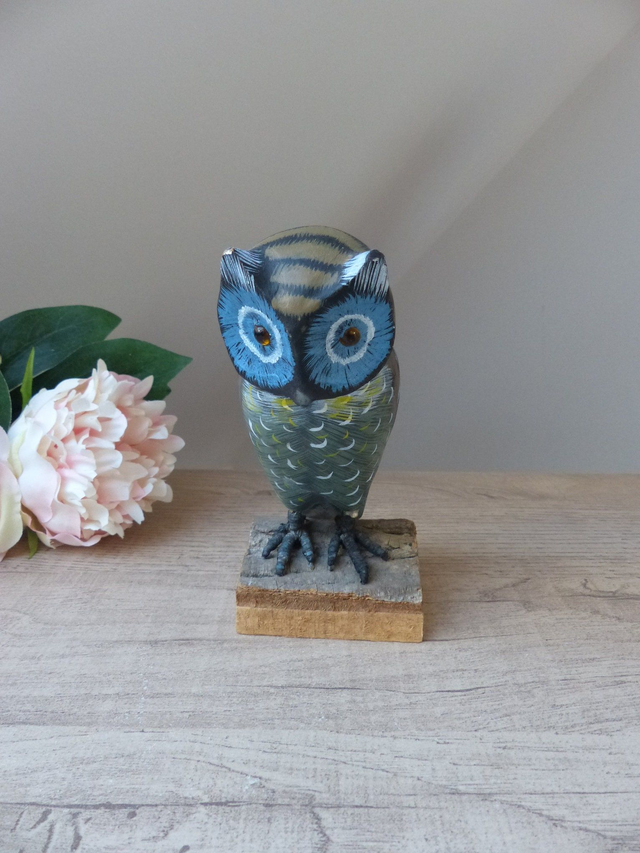 Figurine Hibou Vintage en Bois Peint – Sculpture Bleu Vert sur Socle, Décoration Animalière Cottage Ferme Maison de Campagne