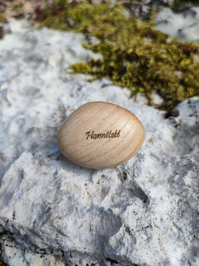 Caillou en Bois de Châtaignier "Honnêteté"