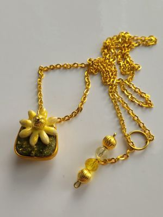 Necklace - Eye-catching sparkly pale yellow & green flower design