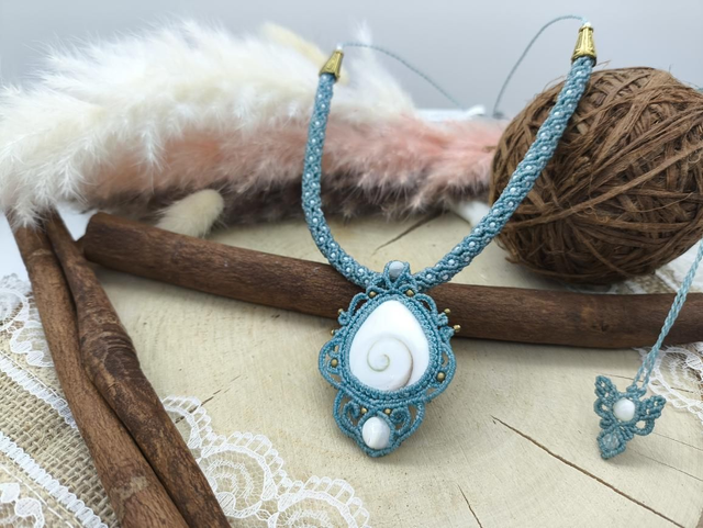 Collier bleu avec oeil de shiva et perles de nacre