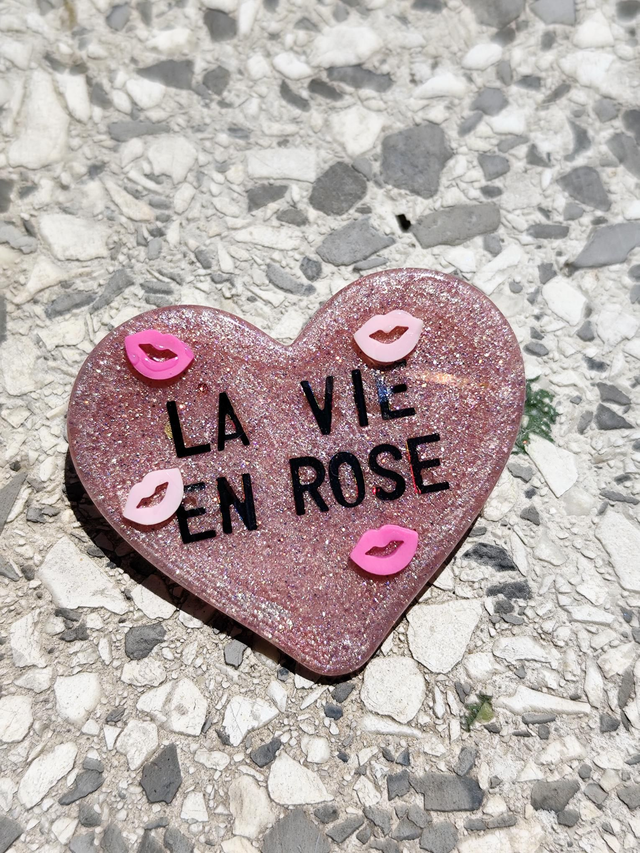 Broche cœur à paillettes - message : LA VIE EN ROSE 