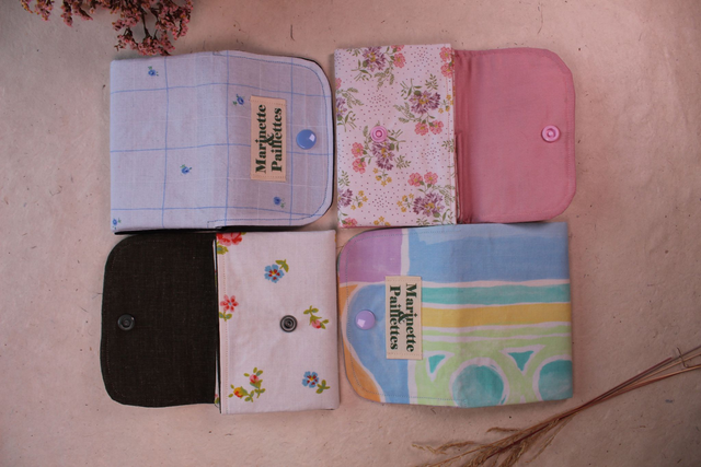 Porte-monnaie upcyclé petites fleurs bleues