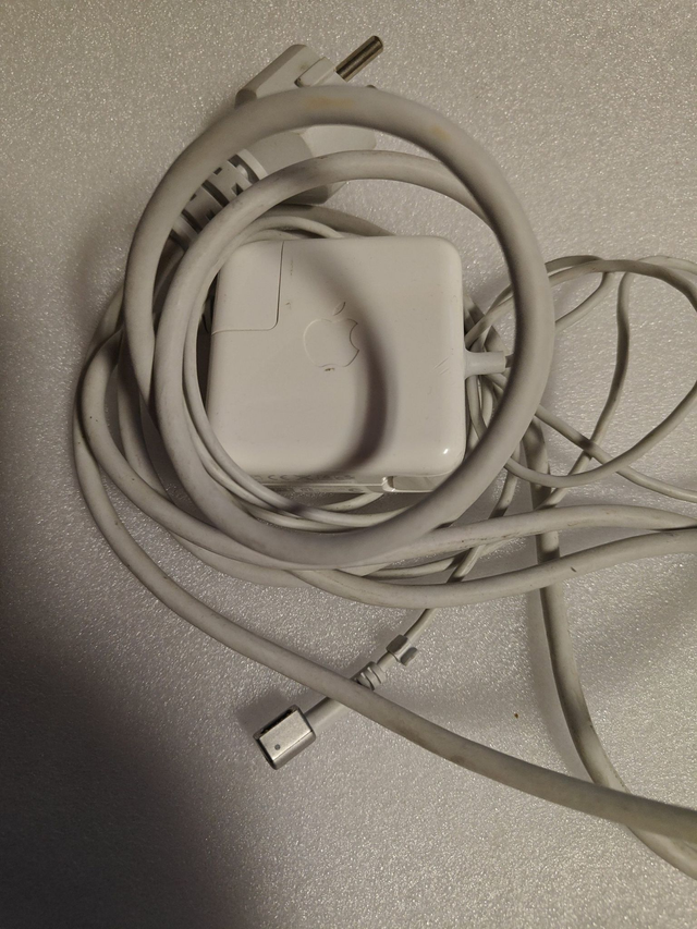Käytetty MagSafe-laturi 45W - Apple