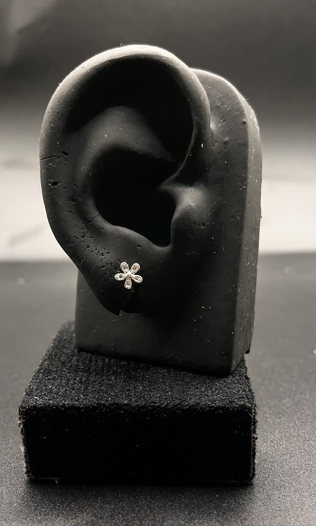 Brinco flor com zircônia 