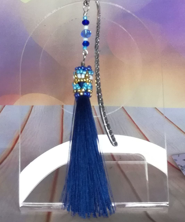 Marque page pompon bleu