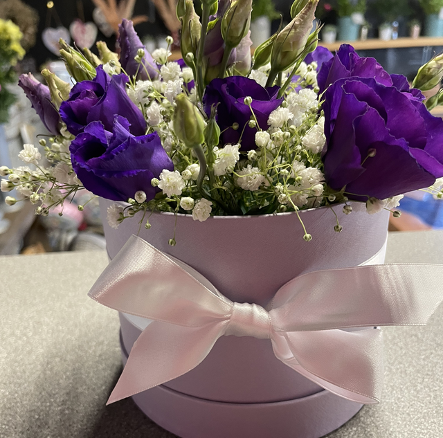 Small gyp and lisianthus hat box 