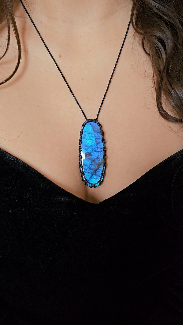 Collier labradorite bleue - macramé bleu nuit