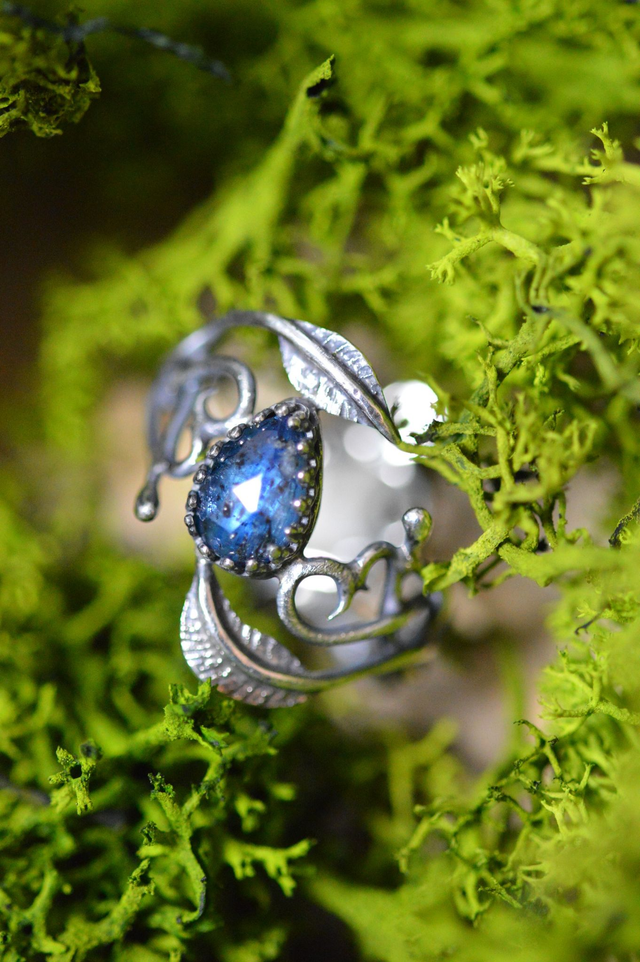 Bague Elfique - Cyanite bleu foncé T53 à 59, feuilles simples