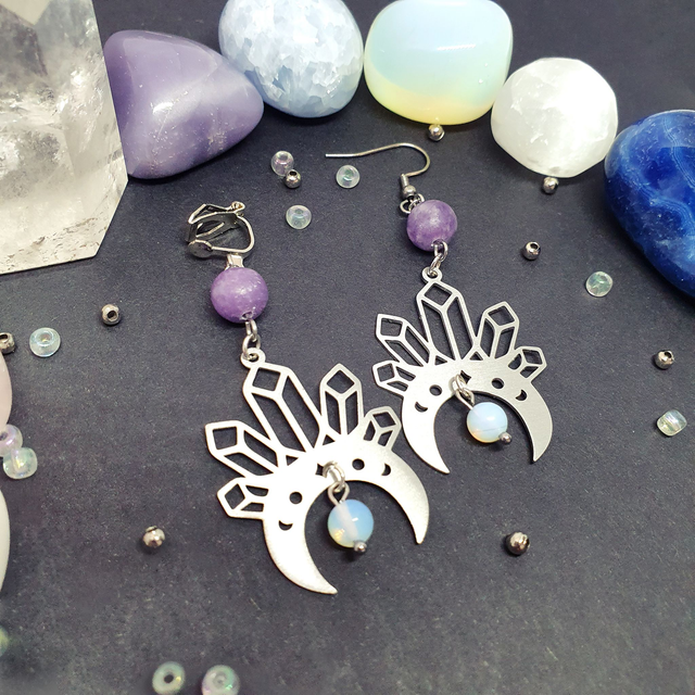 Boucles d&#039;oreilles couronnes lunaires, perles de lépidolite et opalite 