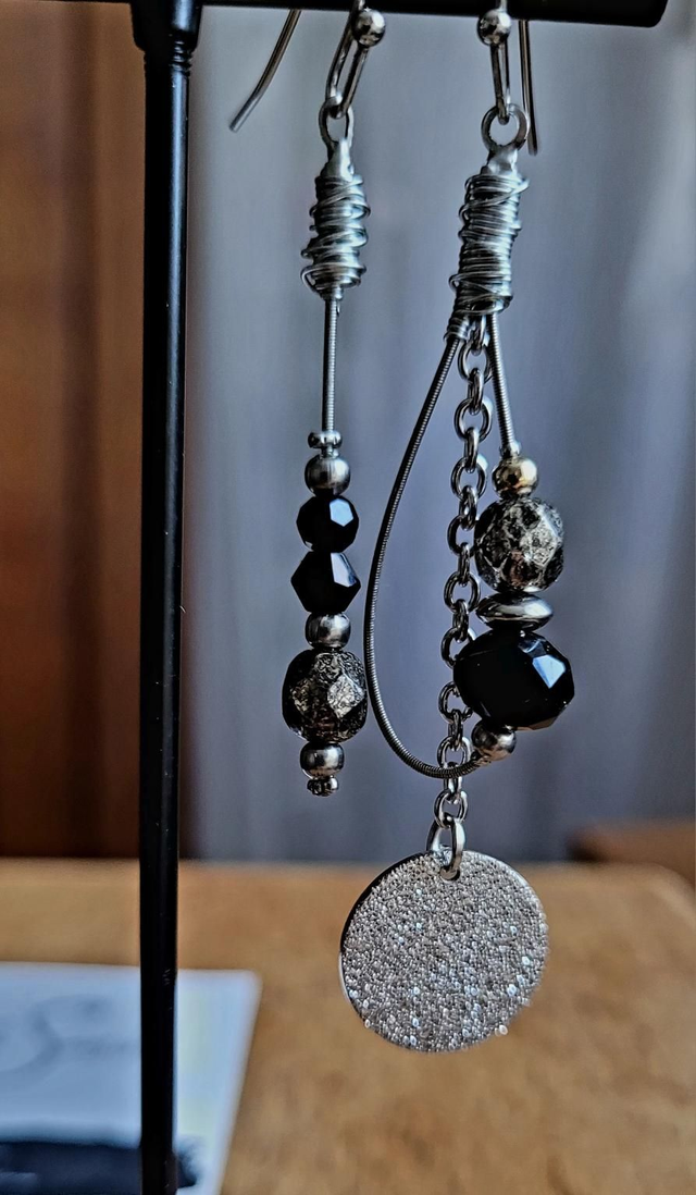 Boucles d'oreilles en corde de guitare surcyclée 