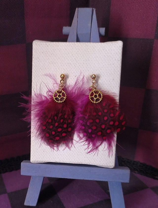 Clous d'oreilles doré plumes colorées et breloques