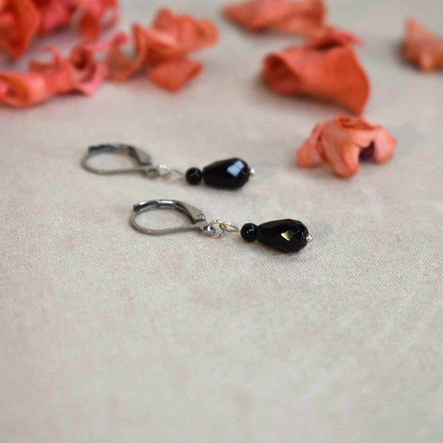 Boucles d'oreilles courte avec une goutte en onyx noir