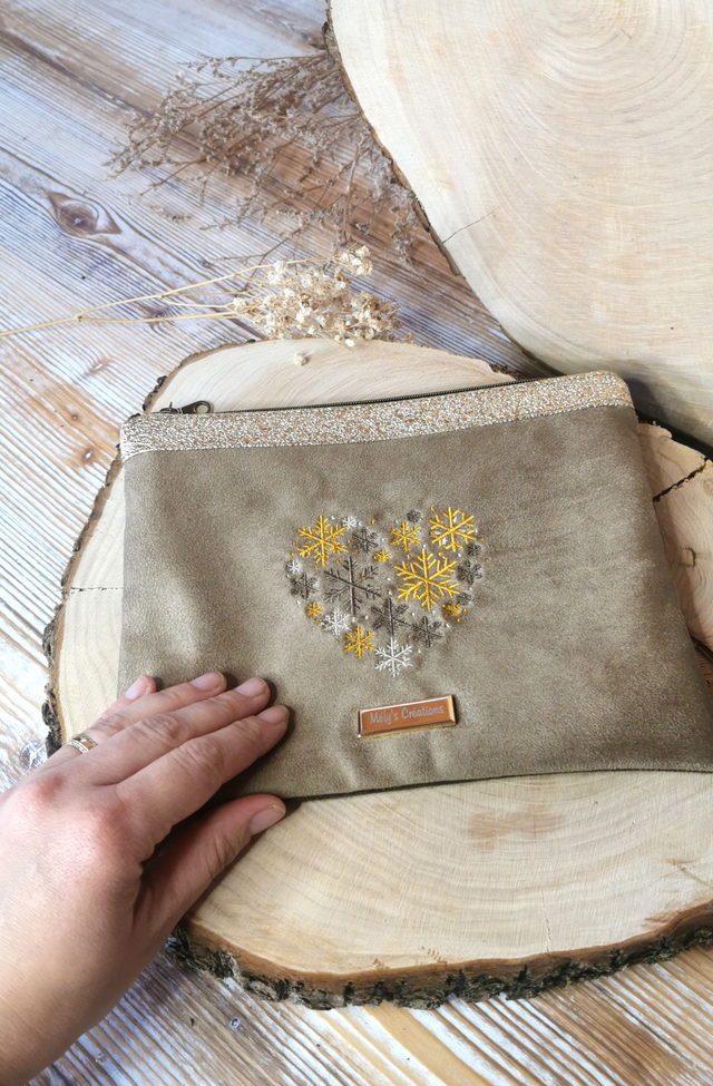 ✨ Pochette en suédine personnalisable – Élégance et déclaration d’amour 💖